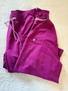 Fabletics scrub set berry color. 1x shirt and 2x
